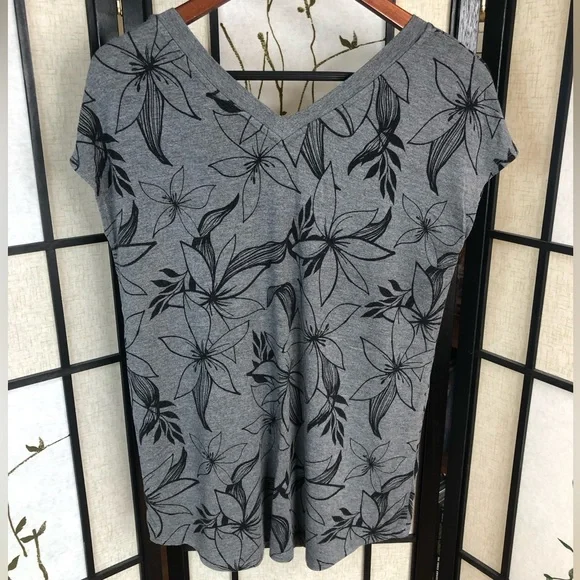 Reitman’s | Women’s Oversized V-Neck T-Shirt. Monochrome Lys Prints. Size Small. - Picture 2 of 6